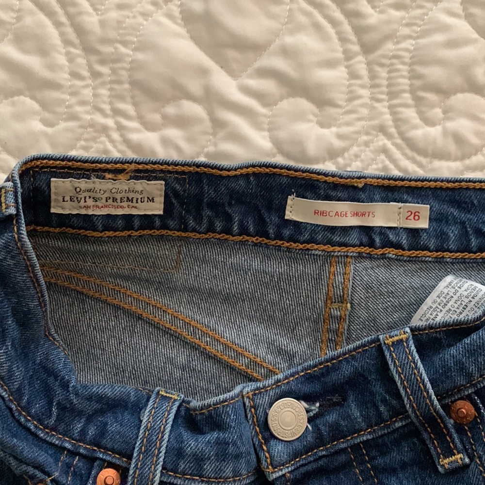 Levi’s Ribcage Shorts - Picture 3 of 3